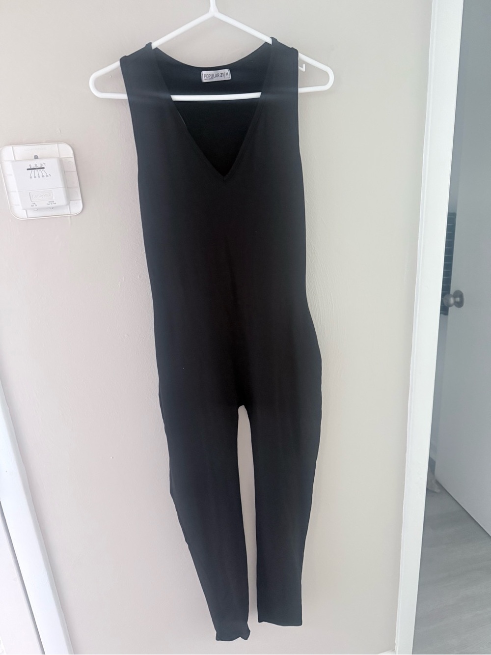 Popular 21 V-Neck Sleeveless Jumpsuit - Black